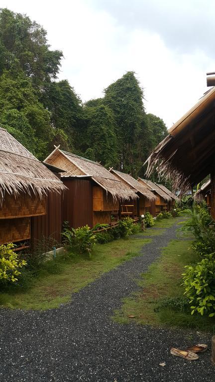 Phuhaya Bamboo Bungalows Ко-Ланта Екстер'єр фото