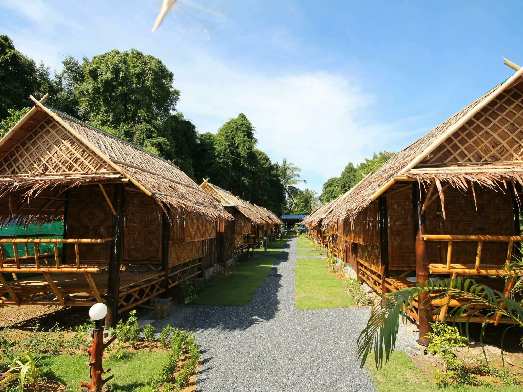 Phuhaya Bamboo Bungalows Ко-Ланта Екстер'єр фото