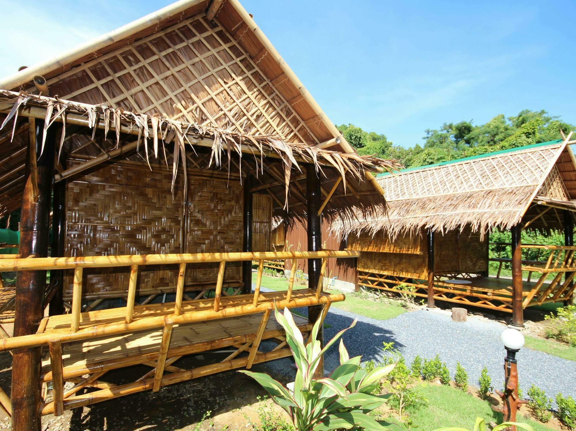 Phuhaya Bamboo Bungalows Ко-Ланта Екстер'єр фото